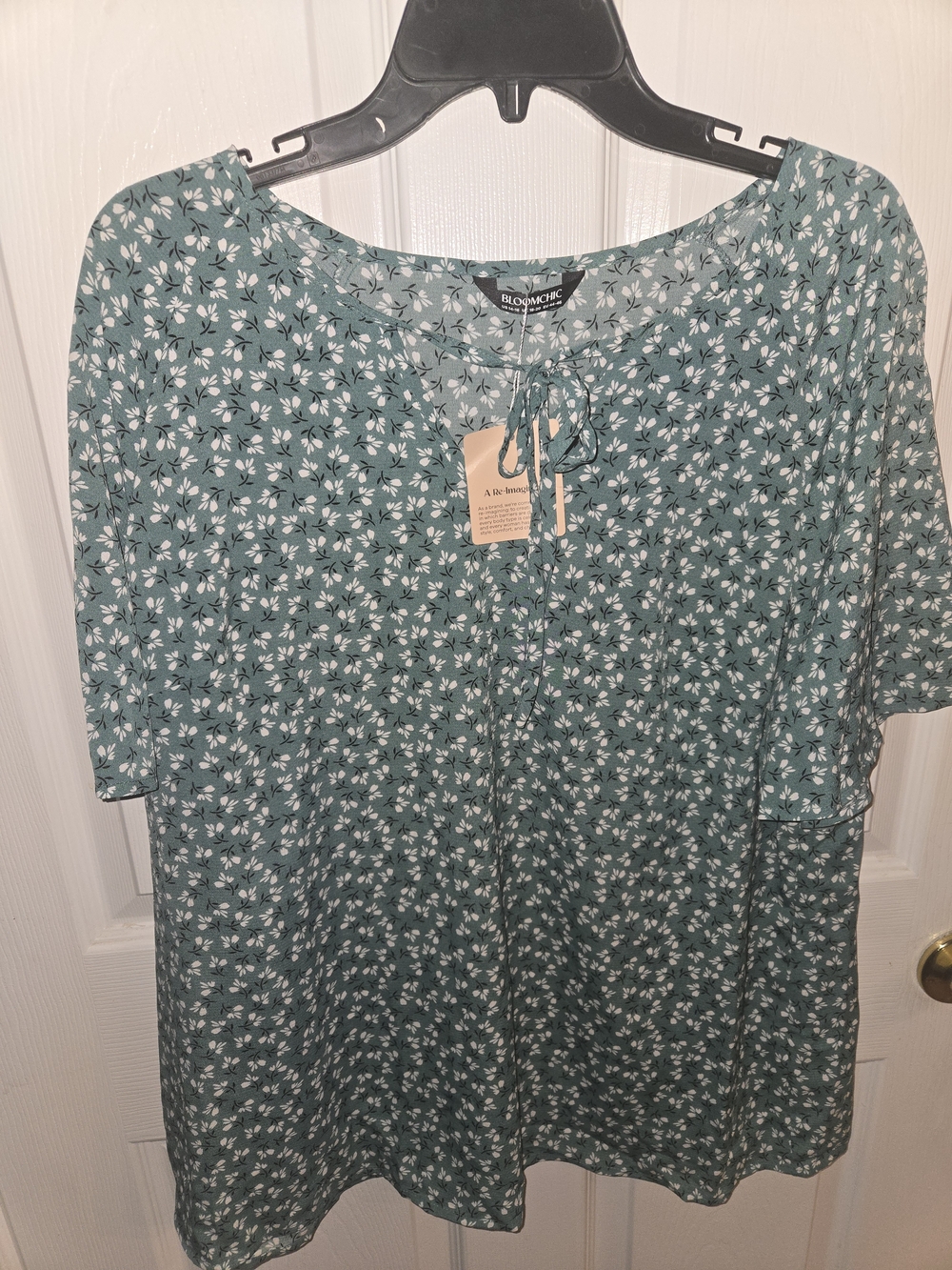 BloomChic Women's US 14/16 Greenish/Teal & White Floral Tie In The Front Blouse